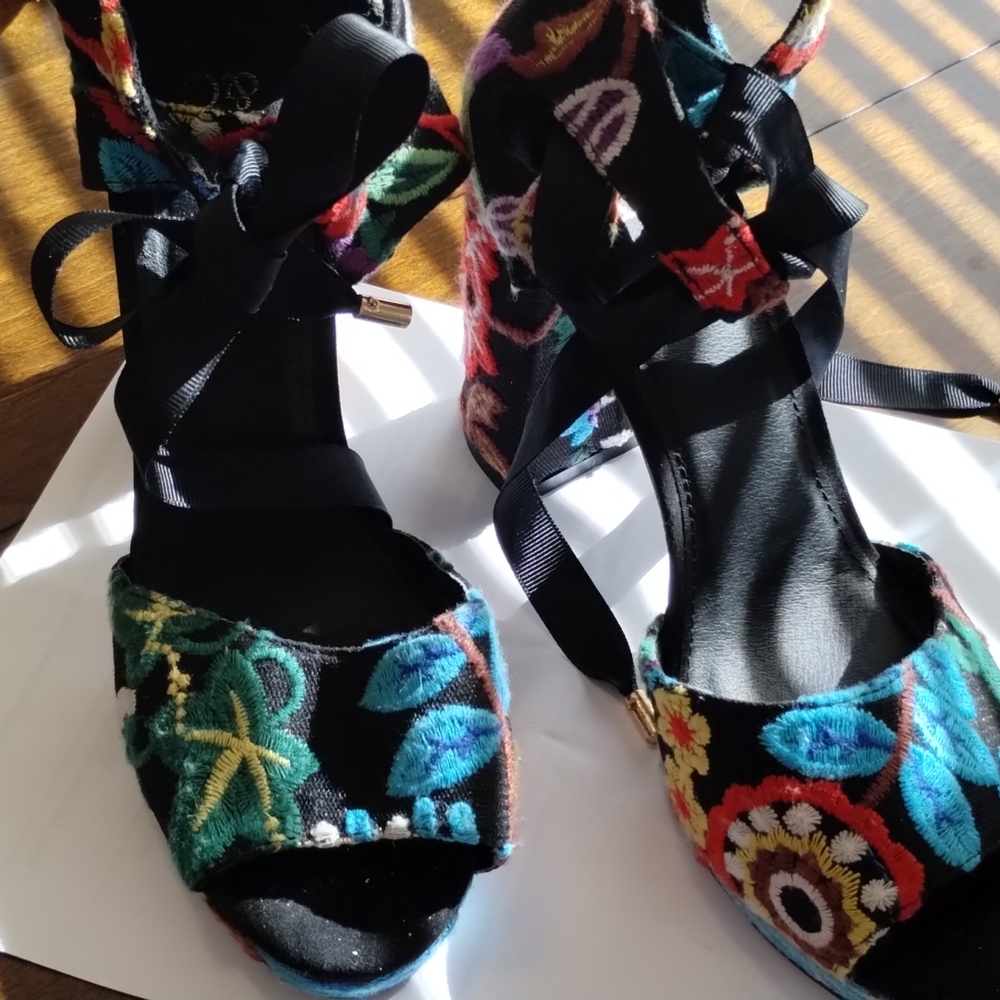 Ny&C flower embroidery block heel sandals size 7